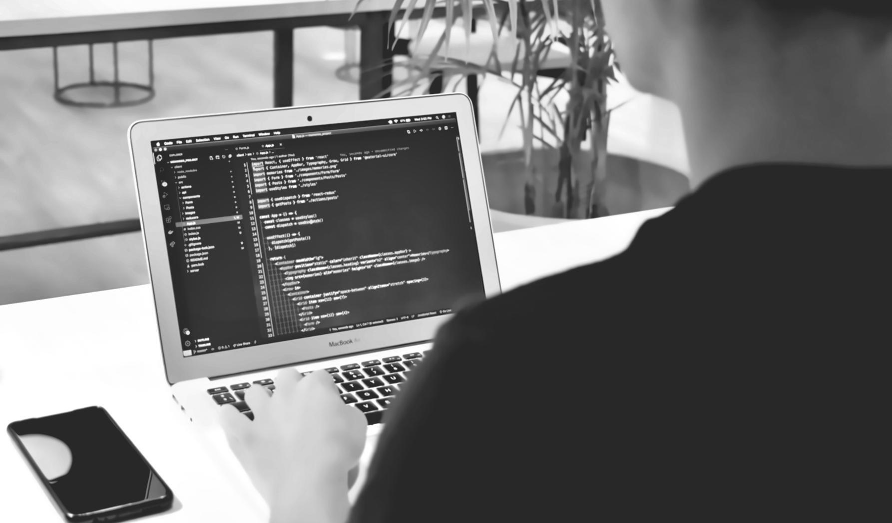 Specjalista sybyziu przy pracy nad systemem raportowania zgodności